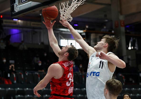 23.04.2021, Basketball, BBL 2020 2021, 30. Spieltag, Hamburg Towers - s.Oliver Wuerzburg, GER, Hamburg, edel-optics.de Arena, Bild: v. li. Felix Hoffmann (s.Oliver Wuerzburg) und Maik Kotsar (Hamburg Towers) Copyright: HMBxMedia xHeikoxBecker