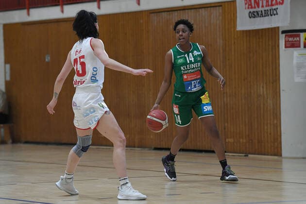 Basketball Damen 1. Bundesliga Finale 2. Spiel GiroLive Panthers Osnabrück - Rutronik Stars Keltern am 23.04.2021 in der OSC-Halle in Osnabrück Milica Milosev ( Osnabrück ), vorne - Tayler Mingo ( Keltern ), hinten