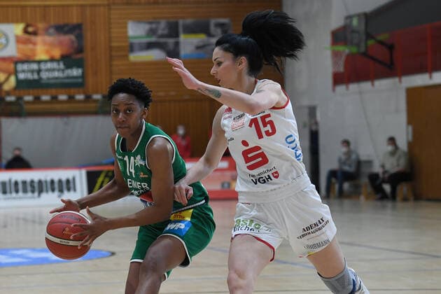 Basketball Damen 1. Bundesliga Finale 2. Spiel GiroLive Panthers Osnabrück - Rutronik Stars Keltern am 23.04.2021 in der OSC-Halle in Osnabrück Tayler Mingo ( Keltern ), links - Milica Milosev ( Osnabrück ), rechts