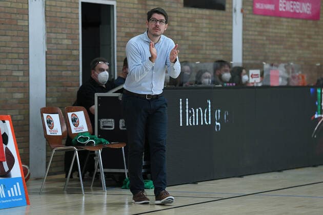 Basketball Damen 1. Bundesliga Finale 2. Spiel GiroLive Panthers Osnabrück - Rutronik Stars Keltern am 23.04.2021 in der OSC-Halle in Osnabrück Christian Hergenröther ( Trainer Cheftrainer Keltern )