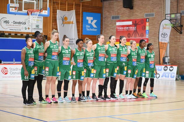 Play-offs - DBBL - 20 21 - GiroLive Panthers Osnabrück - Rutronik Stars Keltern am 23.04.2021 in der OSC Halle in Osnabrück Team Keltern bei der Nationalhymne