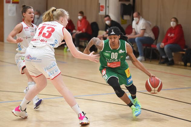 Play-offs - DBBL - 20 21 - GiroLive Panthers Osnabrück - Rutronik Stars Keltern am 23.04.2021 in der OSC Halle in Osnabrück Jasmine Monique Thomas (Keltern) im Zweikampf mit Frieda Bühner Buehner (Osnabrück)