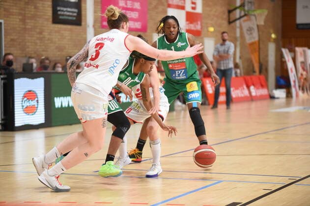 Play-offs - DBBL - 20 21 - GiroLive Panthers Osnabrück - Rutronik Stars Keltern am 23.04.2021 in der OSC Halle in Osnabrück Jasmine Monique Thomas (Keltern) im Zweikampf mit Jenny Strozyk (Osnabrück)