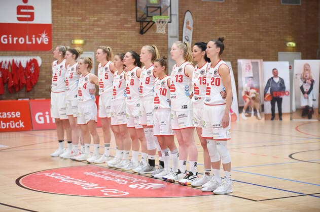 Play-offs - DBBL - 20 21 - GiroLive Panthers Osnabrück - Rutronik Stars Keltern am 23.04.2021 in der OSC Halle in Osnabrück Team Osnabrück bei der Nationalhymne