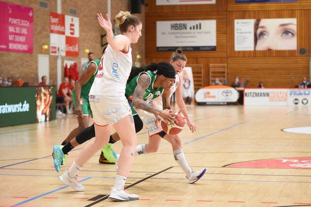Play-offs - DBBL - 20 21 - GiroLive Panthers Osnabrück - Rutronik Stars Keltern am 23.04.2021 in der OSC Halle in Osnabrück Jasmine Monique Thomas (Keltern) im Zweikampf mit Jenny Strozyk (Osnabrück)
