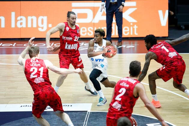 BBL easyCredit Basketball Bundesliga Saison 2020 2021 30. Spieltag am Freitag, 23. April 2021 in der edel-optics.de Arena in Hamburg: Hamburg Towers - s.Oliver Wuerzburg v.l. Florian Koch ( Wuerzburg ), Julian Albus ( Wuerzburg ), TJ Shorts II ( Hamburg ), Brekkott Chapman ( Wuerzburg ), Perry Jones ( Wuerzburg ) Hamburg Towers - s.Oliver Wuerzburg