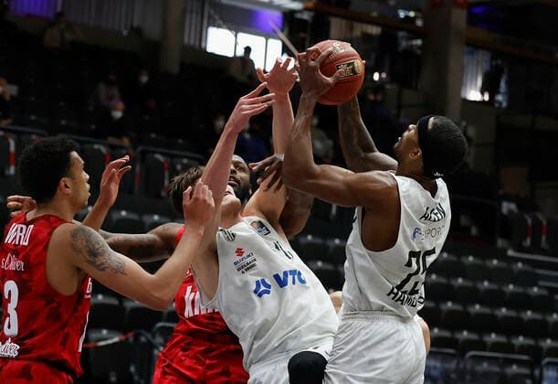 23.04.2021, Basketball, BBL 2020 2021, 30. Spieltag, Hamburg Towers - s.Oliver Wuerzburg, GER, Hamburg, edel-optics.de Arena, Bild: v. li. Tyson Ward (s.Oliver Wuerzburg), Murphy Holloway (s.Oliver Wuerzburg), Maik Kotsar (Hamburg Towers) und Terry Allen (Hamburg Towers) Copyright: HMBxMedia xHeikoxBecker