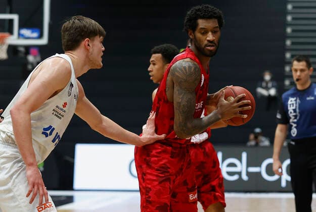 23.04.2021, Basketball, BBL 2020 2021, 30. Spieltag, Hamburg Towers - s.Oliver Wuerzburg, GER, Hamburg, edel-optics.de Arena, Bild: v. li. Maik Kotsar (Hamburg Towers) und Perry Jones III (s.Oliver Wuerzburg) Copyright: HMBxMedia xHeikoxBecker