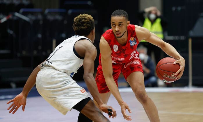 23.04.2021, Basketball, BBL 2020 2021, 30. Spieltag, Hamburg Towers - s.Oliver Wuerzburg, GER, Hamburg, edel-optics.de Arena, Bild: v. li. TJ Shorts (Hamburg Towers) und Cameron Hunt (s.Oliver Wuerzburg) Copyright: HMBxMedia xHeikoxBecker