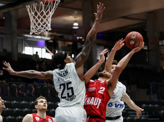 23.04.2021, Basketball, BBL 2020 2021, 30. Spieltag, Hamburg Towers - s.Oliver Wuerzburg, GER, Hamburg, edel-optics.de Arena, Bild: v. li. Terry Allen (Hamburg Towers), Brekkott Chapman (s.Oliver Wuerzburg) und Patrick Spencer (Hamburg Towers) Copyright: HMBxMedia xHeikoxBecker