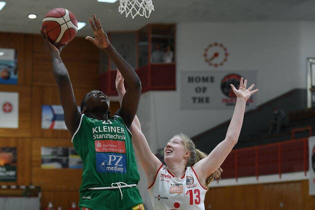 Basketball Damen 1. Bundesliga Finale 2. Spiel GiroLive Panthers Osnabrück - Rutronik Stars Keltern am 23.04.2021 in der OSC-Halle in Osnabrück Harriet Belobi Nawezhi ( Keltern ), links - Frieda Bühner ( Osnabrück ), rechts
