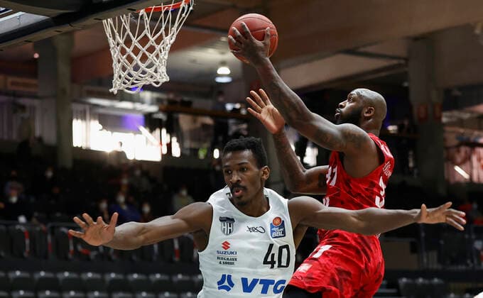 23.04.2021, Basketball, BBL 2020 2021, 30. Spieltag, Hamburg Towers - s.Oliver Wuerzburg, GER, Hamburg, edel-optics.de Arena, Bild: v. li. Zac Cuthbertson (Hamburg Towers) und Murphy Holloway (s.Oliver Wuerzburg) Copyright: HMBxMedia xHeikoxBecker