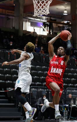 23.04.2021, Basketball, BBL 2020 2021, 30. Spieltag, Hamburg Towers - s.Oliver Wuerzburg, GER, Hamburg, edel-optics.de Arena, Bild: v. li. TJ Shorts (Hamburg Towers) und Robert Lowery (s.Oliver Wuerzburg) Copyright: HMBxMedia xHeikoxBecker