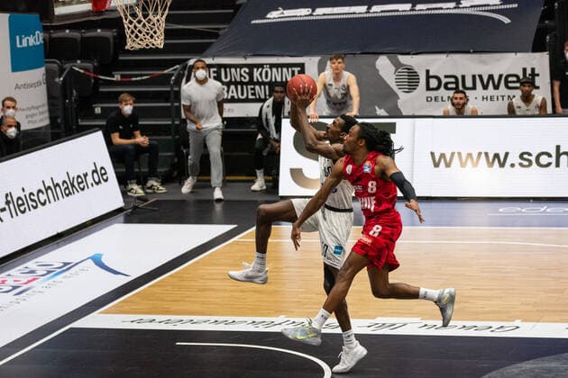 Basketball I Herren I Saison 2020 2021 I easyCredit Bundesliga I 30. Spieltag I Hamburg Towers - s.Oliver Würzburg I 23.04.2021 Zac Cuthbertson ( 40, Towers) ist nach einem Rebound und einem Sprint fast alleine vor dem gegnerischen Korb Hamburg edel-optics.de Arena, Kurt-Emmerich-Platz, Wilhelmsburger Inselpark Hamburg Deutschland Copyright: xLobeca RobertoxSeidelx