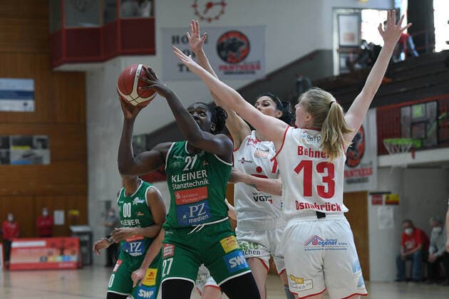 Basketball Damen 1. Bundesliga Finale 2. Spiel GiroLive Panthers Osnabrück - Rutronik Stars Keltern am 23.04.2021 in der OSC-Halle in Osnabrück Harriet Belobi Nawezhi ( Keltern ), links - Frieda Bühner ( Osnabrück ), rechts
