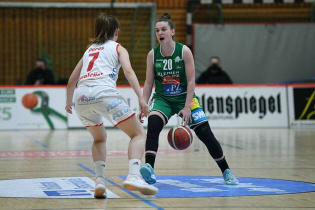 Basketball Damen 1. Bundesliga Finale 2. Spiel GiroLive Panthers Osnabrück - Rutronik Stars Keltern am 23.04.2021 in der OSC-Halle in Osnabrück Vicky Poros ( Osnabrück ), vorne - Sanja Mandic ( Keltern ), hinten