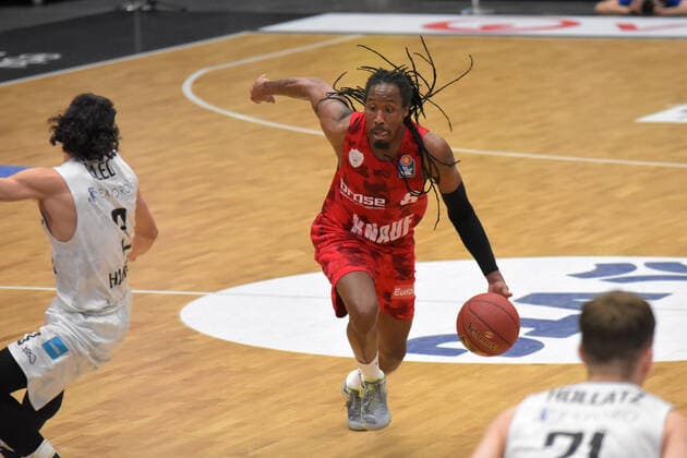Basketball I Herren I Saison 2020 2021 I easyCredit Bundesliga I 30. Spieltag I Hamburg Towers - s.Oliver Würzburg I 23.04.2021 Robert Lowery ( 8, Würzburg) prescht vor Hamburg edel-optics.de Arena, Kurt-Emmerich-Platz, Wilhelmsburger Inselpark Hamburg Deutschland Copyright: xLobeca RobertoxSeidelx