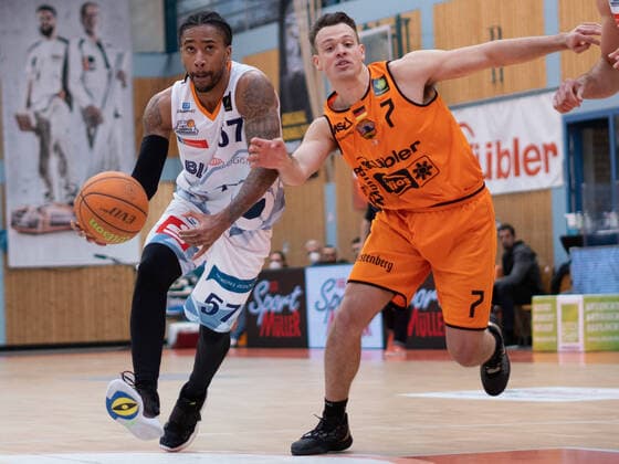 Trey Davis (Eisbaeren Bremerhaven 57) wiha Panthers Schwenningen vs. Eisbaeren Bremerhaven, Basketball, BARMER 2. BASKETBALL BUNDESLIGA, Playoff Gruppe 2, 3. Spieltag, 2020 2021, 23.04.2021, wiha Panthers Schwenningen vs. Eisbaeren Bremerhaven, Basketball, BARMER 2. BASKETBALL BUNDESLIGA, Playoff Gruppe, 3. Spieltag, 2020 2021, 23.04.2021, Villingen-Schwenningen Copyright: xMiclasxHaasis Eibner-Pressefotox EP_mhs