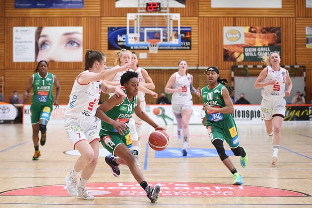 Play-offs - DBBL - 20 21 - GiroLive Panthers Osnabrück - Rutronik Stars Keltern am 23.04.2021 in der OSC Halle in Osnabrück Tayler Mingo (Keltern) im Zweikampf mit Vicky Poros (Osnabrück)