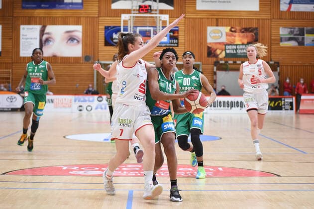 Play-offs - DBBL - 20 21 - GiroLive Panthers Osnabrück - Rutronik Stars Keltern am 23.04.2021 in der OSC Halle in Osnabrück Tayler Mingo (Keltern) im Zweikampf mit Vicky Poros (Osnabrück)