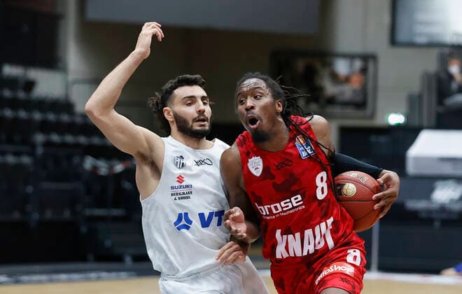 23.04.2021, Basketball, BBL 2020 2021, 30. Spieltag, Hamburg Towers - s.Oliver Wuerzburg, GER, Hamburg, edel-optics.de Arena, Bild: v. li. Max DiLeo (Hamburg Towers) und Robert Lowery (s.Oliver Wuerzburg) Copyright: HMBxMedia xHeikoxBecker