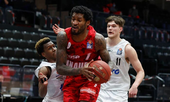 23.04.2021, Basketball, BBL 2020 2021, 30. Spieltag, Hamburg Towers - s.Oliver Wuerzburg, GER, Hamburg, edel-optics.de Arena, Bild: v. li. TJ Shorts (Hamburg Towers), Perry Jones III (s.Oliver Wuerzburg) und Maik Kotsar (Hamburg Towers) Copyright: HMBxMedia xHeikoxBecker
