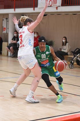 Play-offs - DBBL - 20 21 - GiroLive Panthers Osnabrück - Rutronik Stars Keltern am 23.04.2021 in der OSC Halle in Osnabrück Jasmine Monique Thomas (Keltern) im Zweikampf mit Samantha Führing Fuehring (Osnabrück)