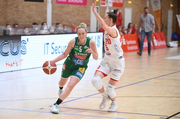 Play-offs - DBBL - 20 21 - GiroLive Panthers Osnabrück - Rutronik Stars Keltern am 23.04.2021 in der OSC Halle in Osnabrück Milica Deura (Keltern) im Zweikampf mit Kata Takacs (Osnabrück)