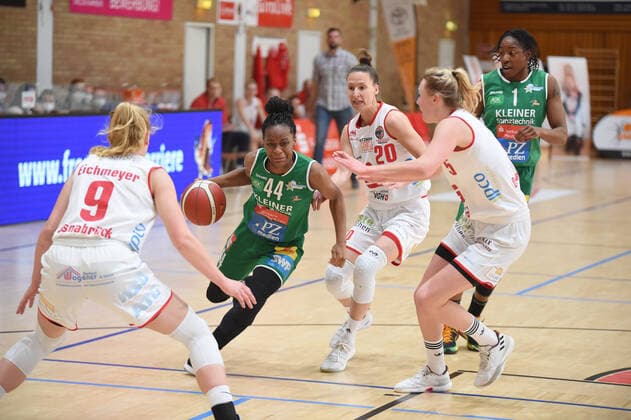 Play-offs - DBBL - 20 21 - GiroLive Panthers Osnabrück - Rutronik Stars Keltern am 23.04.2021 in der OSC Halle in Osnabrück Emmanuella Mayombo (Keltern) im Zweikampf mit Kata Takacs (Osnabrück)