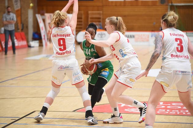 Play-offs - DBBL - 20 21 - GiroLive Panthers Osnabrück - Rutronik Stars Keltern am 23.04.2021 in der OSC Halle in Osnabrück Emmanuella Mayombo (Keltern) im Zweikampf mit Frieda Bühner Buehner (Osnabrück)