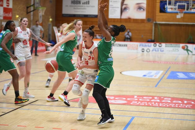 Play-offs - DBBL - 20 21 - GiroLive Panthers Osnabrück - Rutronik Stars Keltern am 23.04.2021 in der OSC Halle in Osnabrück Kata Takacs (Osnabrück) im Zweikampf mit Emmanuella Mayombo (Keltern)