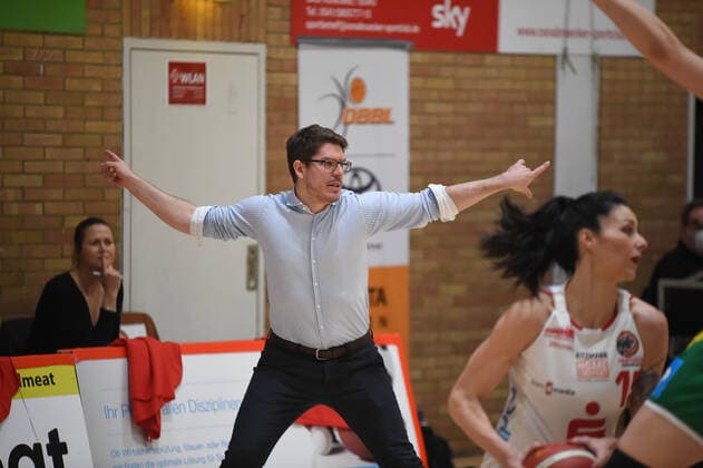 Play-offs - DBBL - 20 21 - GiroLive Panthers Osnabrück - Rutronik Stars Keltern am 23.04.2021 in der OSC Halle in Osnabrück Christian Hergenröther Hergenroether Trainer (Keltern)