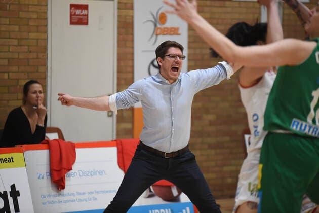 Play-offs - DBBL - 20 21 - GiroLive Panthers Osnabrück - Rutronik Stars Keltern am 23.04.2021 in der OSC Halle in Osnabrück Christian Hergenröther Hergenroether Trainer (Keltern)