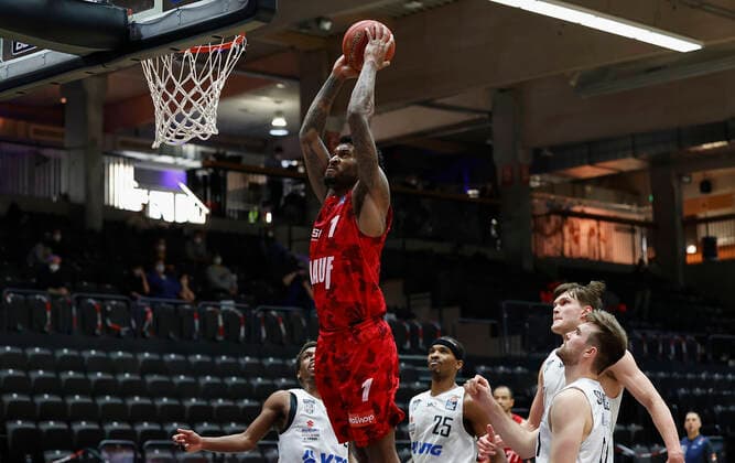 23.04.2021, Basketball, BBL 2020 2021, 30. Spieltag, Hamburg Towers - s.Oliver Wuerzburg, GER, Hamburg, edel-optics.de Arena, Bild: v. li. Perry Jones III (s.Oliver Wuerzburg), mit einem Dunk Copyright: HMBxMedia xHeikoxBecker
