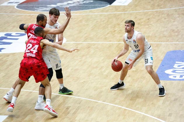 BBL easyCredit Basketball Bundesliga Saison 2020 2021 30. Spieltag am Freitag, 23. April 2021 in der edel-optics.de Arena in Hamburg: Hamburg Towers - s.Oliver Wuerzburg v.l. Cameron Hunt ( Wuerzburg ), Alex King ( Wuerzburg ), Maik Kotsar ( Hamburg ), Patrick Spencer ( Hamburg ) Hamburg Towers - s.Oliver Wuerzburg