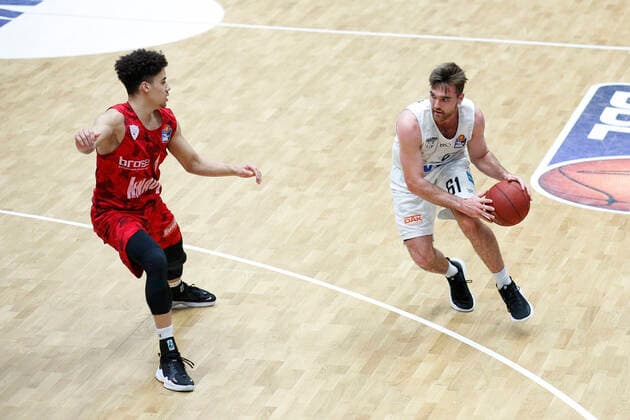 BBL easyCredit Basketball Bundesliga Saison 2020 2021 30. Spieltag am Freitag, 23. April 2021 in der edel-optics.de Arena in Hamburg: Hamburg Towers - s.Oliver Wuerzburg v.l. Joshua Obiesie ( Wuerzburg ), Patrick Spencer ( Hamburg ) Hamburg Towers - s.Oliver Wuerzburg