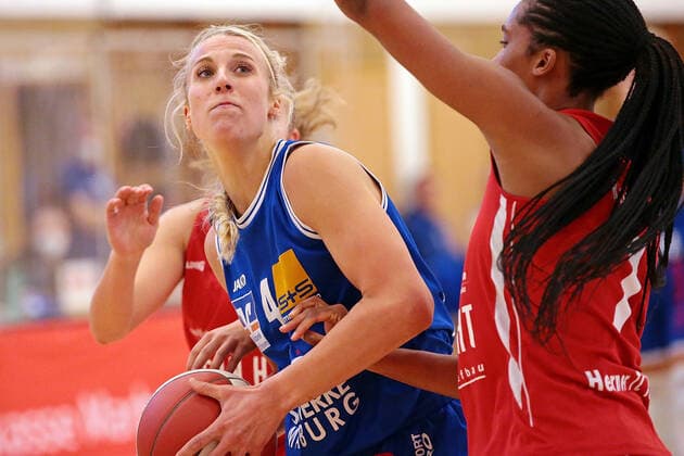 22.04.2021, xovx, Basketball Damen Bundesliga - Playoffs Spiel um Platz 3, Spiel 1, BC pharmaserv Marburg - Herner TC v.l. Lara Langermann (Herner TC), Marie Bertholdt (BC Pharmaserv Marburg), Dayna Rouse (Herner TC) Marburg Sporthalle Georg Gaßmann Stadion Hessen Deutschland (DE)