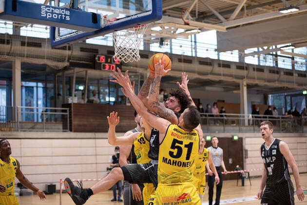 Jordan Geist (MLP Academics Heidelberg, 15) Maxwell Mahoney (Kirchheim Knights, 51)¨¨¨Kirchheim Knights - MLP Academics Heidelberg, 2. Basketball, Bundesliga, Pro A, Barmer 2 Basketball, Playoffs 3. Spieltag Gruppenphase , Spielzeit 2020 2021, 23.04.2021, ¨¨ Kirchheim Knights - MLP Academics Heidelberg , Basketball, 2. Bundesliga, Barmer 2 Basketball, Playoffs, 3. Spieltag Gruppenphase , Spielzeit 2020 2021, 23.04.2021 Kirchheim unter Teck Copyright: xNinaxSander xEibnerxPressefotoxIx EP_NSR