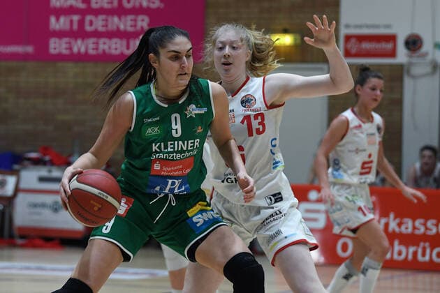 Basketball Damen 1. Bundesliga Finale 2. Spiel GiroLive Panthers Osnabrück - Rutronik Stars Keltern am 23.04.2021 in der OSC-Halle in Osnabrück Josipa Pavic ( Keltern ), vorne - Frieda Bühner ( Osnabrück ), hinten