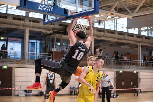 Armin Trtovac (MLP Academics Heidelberg, 10) Maxwell Mahoney (Kirchheim Knights, 51)¨¨¨Kirchheim Knights - MLP Academics Heidelberg, 2. Basketball, Bundesliga, Pro A, Barmer 2 Basketball, Playoffs 3. Spieltag Gruppenphase , Spielzeit 2020 2021, 23.04.2021, ¨¨ Kirchheim Knights - MLP Academics Heidelberg , Basketball, 2. Bundesliga, Barmer 2 Basketball, Playoffs, 3. Spieltag Gruppenphase , Spielzeit 2020 2021, 23.04.2021 Kirchheim unter Teck Copyright: xNinaxSander xEibnerxPressefotoxIx EP_NSR