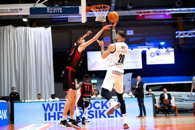 BARMER 2. Basketball Bundesliga ProA Playoff Spieltag 3 Saison 2020 2021 am 23.4.2021 Science City Jena vs Artland Dragons v.re. Andrew Smith (Jena) beim Korbleger gegen Danielius Lavrinovicius (Artland) Sparkassen Arena