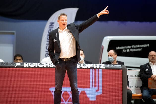 BARMER 2. Basketball Bundesliga ProA Playoff Spieltag 3 Saison 2020 2021 am 23.4.2021 Science City Jena vs Artland Dragons Trainer Frank Menz (Jena) zeigt die Richtung an Sparkassen Arena