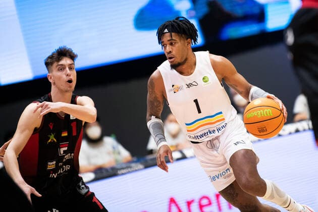 BARMER 2. Basketball Bundesliga ProA Playoff Spieltag 3 Saison 2020 2021 am 23.4.2021 Science City Jena vs Artland Dragons v.re. Kasey Hill (Jena) am Ball gegen Zachary Ensminger (Artland) Sparkassen Arena