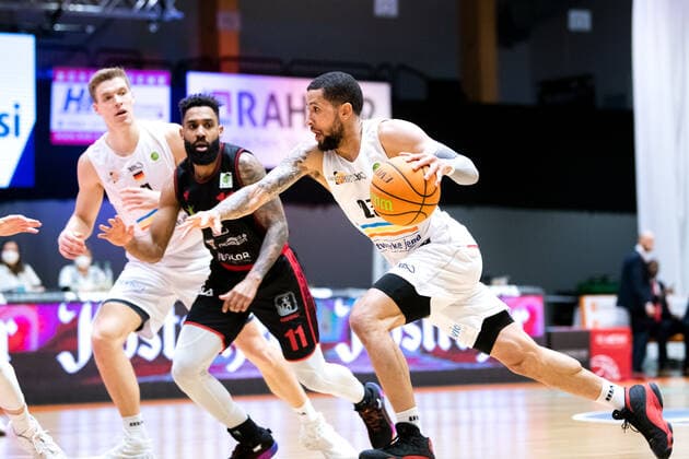 BARMER 2. Basketball Bundesliga ProA Playoff Spieltag 3 Saison 2020 2021 am 23.4.2021 Science City Jena vs Artland Dragons v.re. Marcus Tyus (Jena) am Ball Sparkassen Arena