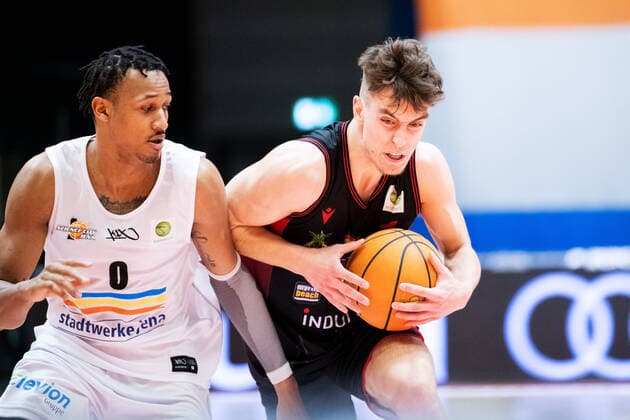 BARMER 2. Basketball Bundesliga ProA Playoff Spieltag 3 Saison 2020 2021 am 23.4.2021 Science City Jena vs Artland Dragons v.re. Zachary Ensminger (Artland) am Ball gegen Demarcus Holland (Jena) Sparkassen Arena