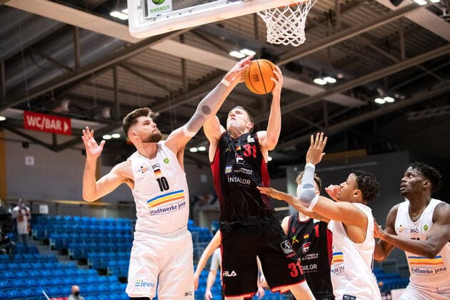 BARMER 2. Basketball Bundesliga ProA Playoff Spieltag 3 Saison 2020 2021 am 23.4.2021 Science City Jena vs Artland Dragons Mitte: Robert Oehle (Artland) holt sich den Rebound gegen links Julius Wolf (Jena) und rechts Demarcus Holland (Jena) Sparkassen Arena