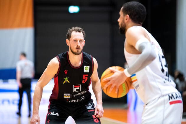 BARMER 2. Basketball Bundesliga ProA Playoff Spieltag 3 Saison 2020 2021 am 23.4.2021 Science City Jena vs Artland Dragons v.li. Chase Griffin (Artland) gegen Marcus Tyus (Jena) Sparkassen Arena