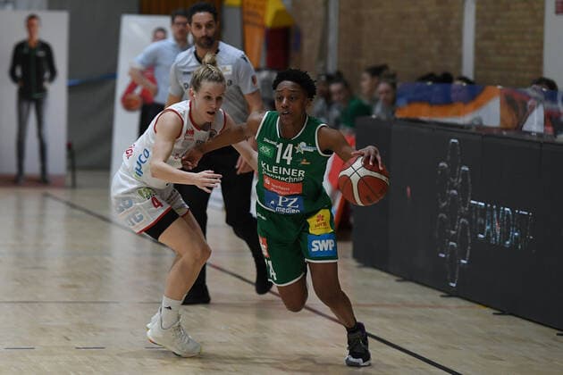 Basketball Damen 1. Bundesliga Finale 2. Spiel GiroLive Panthers Osnabrück - Rutronik Stars Keltern am 23.04.2021 in der OSC-Halle in Osnabrück Melli Knopp ( Osnabrück ), links - Tayler Mingo ( Keltern ), rechts