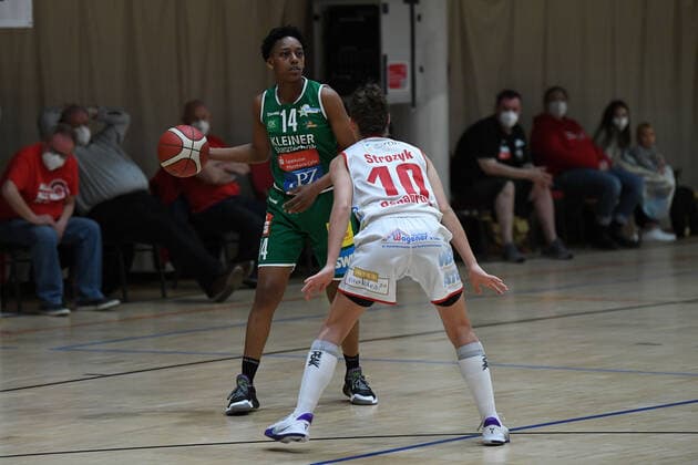 Basketball Damen 1. Bundesliga Finale 2. Spiel GiroLive Panthers Osnabrück - Rutronik Stars Keltern am 23.04.2021 in der OSC-Halle in Osnabrück Jenny Strozyk ( Osnabrück ), vorne - Tayler Mingo ( Keltern ), hinten