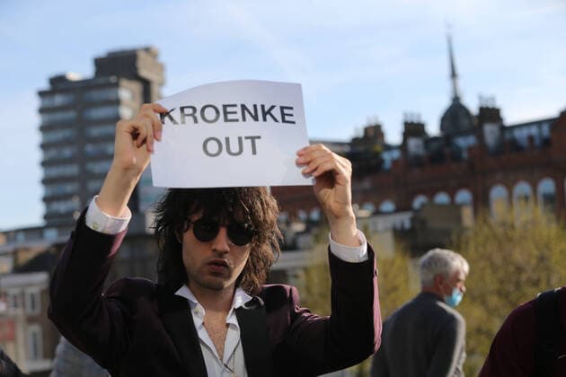 Bilder des Jahres 2021, Sport 04 April Sport Themen der Woche KW16 Sport Bilder des Tages April 23, 2021, London, England, United Kingdom: Hundreds of Arsenal fans gathered outside The Emirates Stadium in London in a Ã¢â‚¬oeKroenke outÃ¢â‚¬Â protest demanding the club owner Stanley Kroenke to leave. Owners of the six big British football clubs including Arsenal has become targets of fans after their failed attempt to form a European Super League last week. London United Kingdom - ZUMAs262 0116932112st Copyright: xTayfunxSalcix